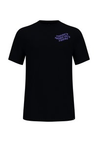 Schwarzes T-Shirt mit kurzen Ärmeln aus Baumwolle, mit lila Text auf der oberen linken Seite, der lautet: "DA DRAUSSEN GIBT ES MEHR."