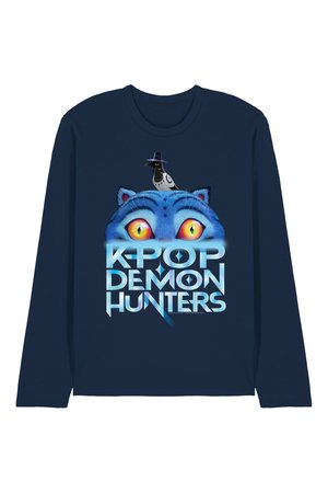 Marineblaues Langarmhemd mit blauen Katzenaugen und Ohren unter einem schwarzen Vogel mit Hut, darüber der Text "KPOP DEMON HUNTERS."