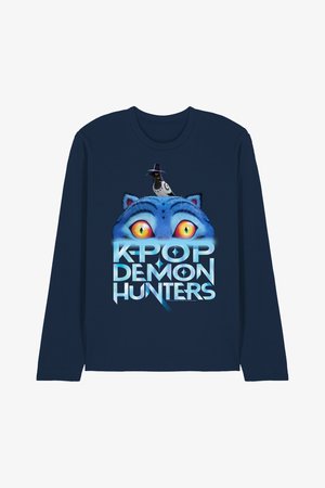 Marineblaues Langarmhemd mit blauen Katzenaugen und Ohren unter einem schwarzen Vogel mit Hut, darüber der Text "KPOP DEMON HUNTERS."