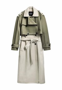 Trench coat verde oliva y beige con un diseño recortado, botones de doble botonadura, cinturón en la cintura y epaulets en los hombros.