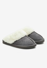 Chaussons en suède gris avec une doublure en fausse fourrure blanche, un bout arrondi et une semelle en caoutchouc durable. Design simple sans embellissements visibles.