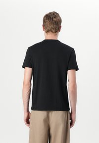 Zwart T-shirt met korte mouwen, gemaakt van zachte katoen, met een klassieke ronde halslijn en een rechte snit zonder zichtbare patronen of accenten.