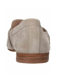 Suède loafers in lichtbeige met een platte, bruine leren zool. Bevat een gladde textuur en minimale stikseldetails aan de achterkant.