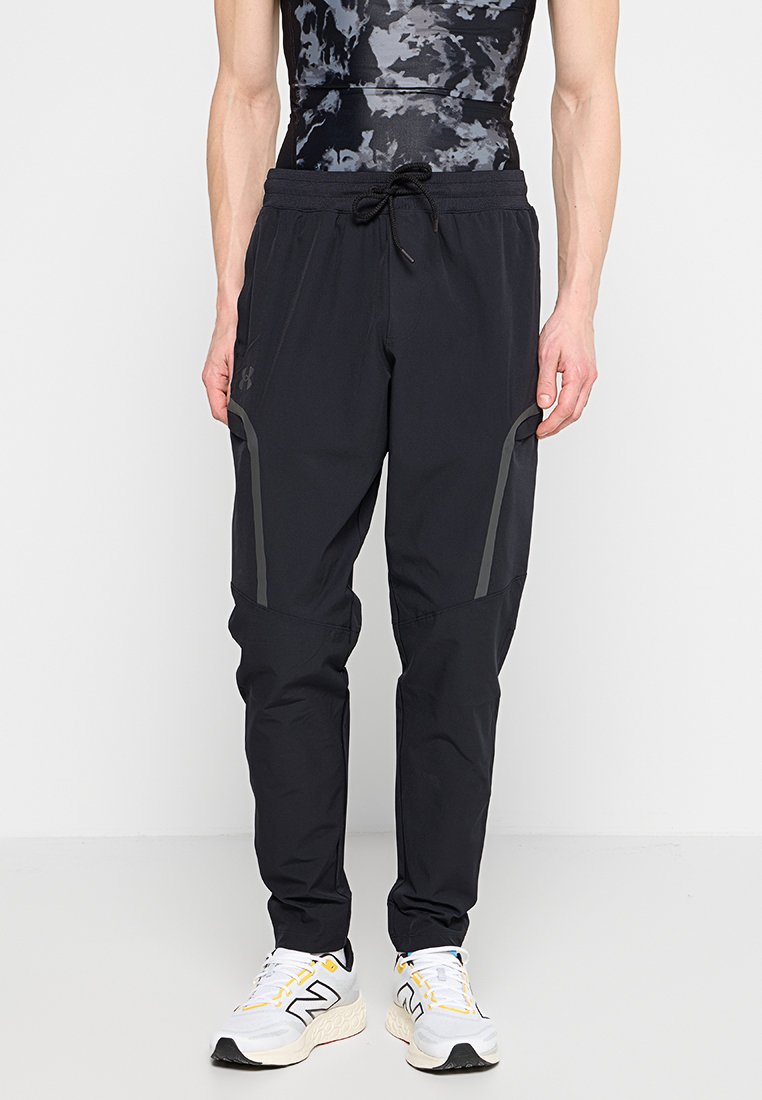 Pantalones deportivos negros con cinturilla ajustable, forma ajustada y acentos reflectantes en los laterales, fabricados en un material ligero y transpirable.