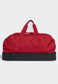 Bolsa de deporte de tejido rojo con fondo negro, dobles asas, cierre de cremallera y forma redondeada, adecuada para viajes o uso en el gimnasio.