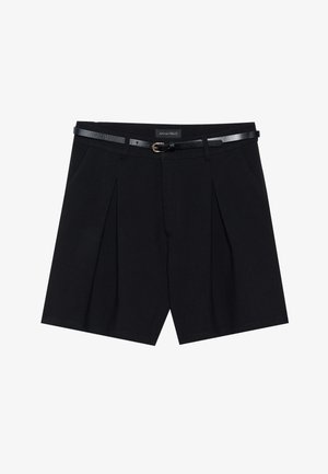 Pantaloni corti neri su misura con pieghe, dotati di una cintura nera sottile con una fibbia dorata. Realizzati in un tessuto liscio, per un aspetto elegante.