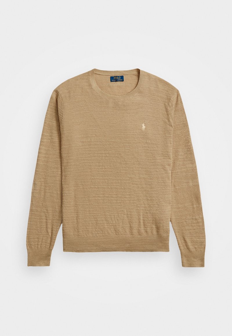 Pánský béžový pletený svetr s dlouhým rukávem a kulatým výstřihem, s malým vyšitým logem na hrudi, položený na bílé pozadí.