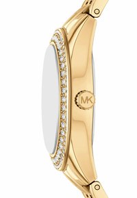 Złoty zegarek widok z boku z bezelą wysadzaną kryształkami i grawerowanym logo MK na koronce, przymocowany do pasującego metalowego bransolety.