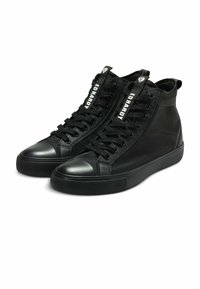 Svart högtoppssneakers med en slät lädertrådkappa, nätpaneler på sidorna och svarta skosnören. Har kontrasterande varumärke på tungan.