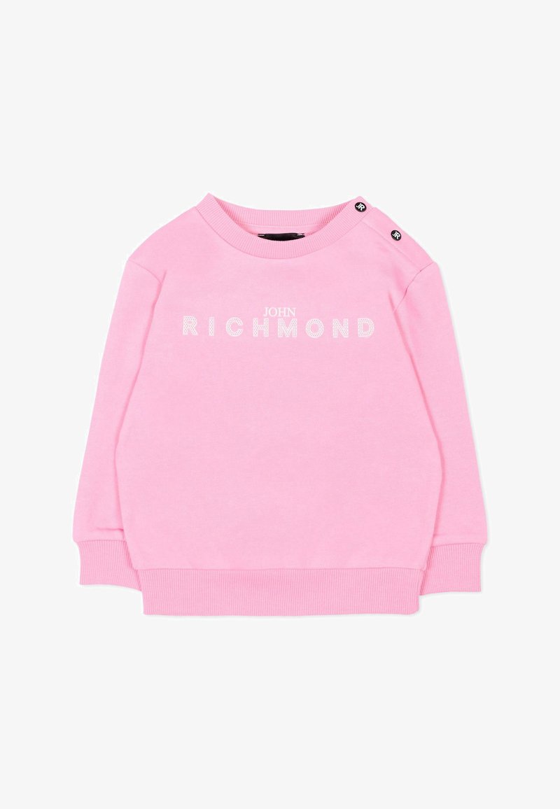 Sweat-shirt rose à manches longues avec le texte "JOHN RICHMOND" sur le devant et des détails de boutons noirs sur l'épaule gauche.
