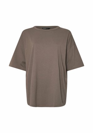 Locker sitzendes, braunes T-Shirt mit kurzen Ärmeln, rundem Ausschnitt und dezenten Stofffalten, auf weißem Hintergrund dargestellt.