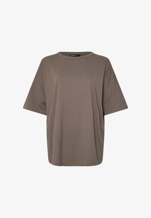 Locker sitzendes, braunes T-Shirt mit kurzen Ärmeln, rundem Ausschnitt und dezenten Stofffalten, auf weißem Hintergrund dargestellt.