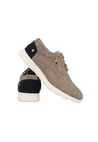 Zapatos de cuero marrón claro con acentos en azul marino, punta redonda, diseño de cordones, superficie texturizada y suela de goma blanca. Forro a cuadros visible.