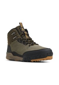 Grüne und schwarze wasserdichte Stiefel mit einem strukturierten Wildlederoberteil, gummierter Zehenkappe und brauner Gummisohle. Ausgestattet mit Metallösen und einer gestreiften Schnürung.