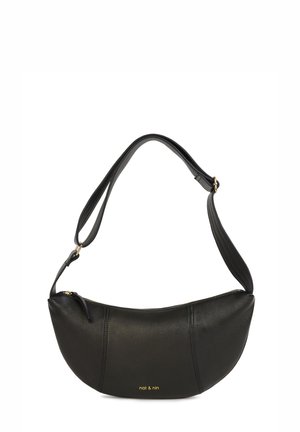 Borsa a mano in pelle nera con forma curva a mezzaluna, hardware dorato e una sola tracolla regolabile. Presenta un branding minimalista in rilievo.