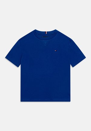 Blaues, kurzärmeliges T-Shirt mit Rundhalsausschnitt, mit kleinem rechteckigem Logo in Rot, Weiß und Blau auf der linken Brust sowie passendem Nackenstreifen.