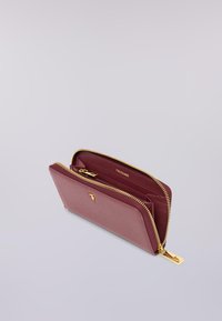 Bordó kožená peněženka na zip se zlatým zipem a logem, otevřená s viditelnými vnitřními přihrádkami a sloty na karty s brandingem "TRUSSARDI".