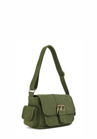 Borsa a tracolla verde oliva con tracolla regolabile, chiusura frontale con fibbia e tasca laterale, mostrata su sfondo bianco.