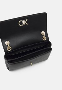 Calvin Klein RELOCK CROSSBOODY - Borsa a mano - black
