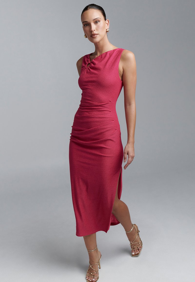 Pielāgota, piedurkņu midi kleita tumši rozā krāsā ar savītu detaļu pie pleca un sānu šķēlumu. Gluda tekstūra, elastīgs audums.