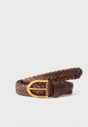 Cintura intrecciata in pelle marrone con fibbia in metallo dorato incisa con la scritta "sessùn", arrotolata su sfondo bianco.