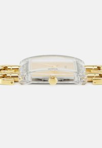 Guldtonet ur med et klart rektangulært urkasse, der har en beige urskive, guld timeindekser og et glat armbånd med guld accenter.