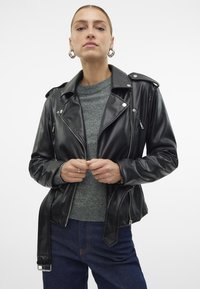 Vero Moda VMDEMIFIE SHORT COATED JACKET - Dirbtinės odos striukė - black