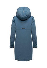 Parka imperméable bleue avec capuche, design droit, manches longues, poignets élastiques et un patch logo au dos. Texture lisse.