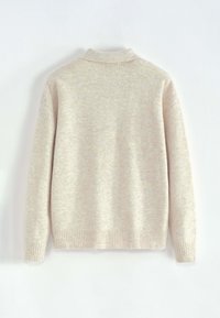 Pull en laine beige avec un col et des poignets côtelés. La surface est texturée avec un motif subtil et moucheté.