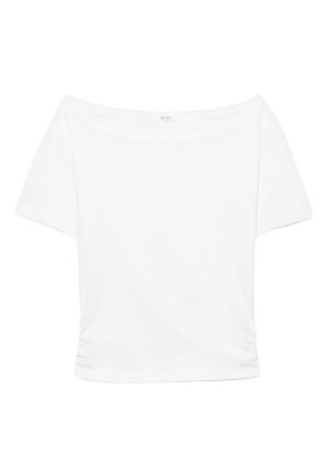 Haut blanc à manches courtes, épaules dénudées, avec un large décolleté et un léger froncé latéral à l'ourlet.