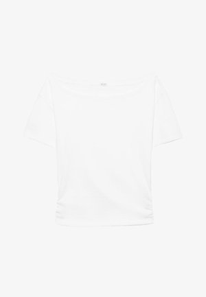 Haut blanc à manches courtes, épaules dénudées, avec un large décolleté et un léger froncé latéral à l'ourlet.