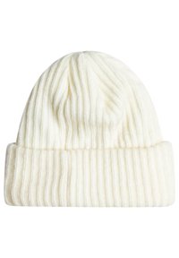 Vit stickad mössa med ribbat mönster, med en uppvikning nertill. Tyget ser mjukt och tjockt ut.