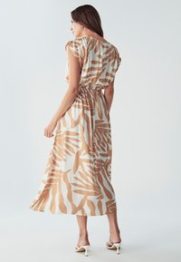 Maxi šaty z lehkého materiálu s béžovým a bílým abstraktním vzorem listů; mají elastický pas a krátké rukávy, délka kankály.