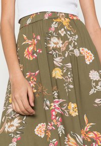 Pieces PCKAITLYN MIDI SKIRT - Saia evasé - deep lichen green