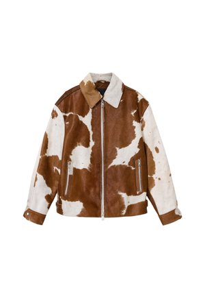 Καφέ και λευκό μπουφάν με μοτίβο δέρματος αγελάδας, με φερμουάρ μπροστά, δύο τσεπάκια με φερμουάρ, μακριά μανίκια και μυτερό γιακά.