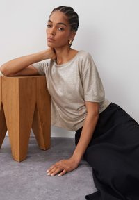 someday. KELUISE - T-Shirt basic - soft oat