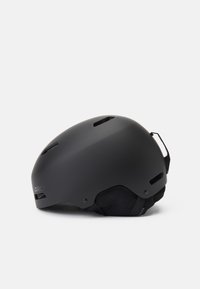 Čierna matná lyžiarska prilba s ventilačnými otvormi, hladkým povrchom a polstrovaným vnútorným podšívom. Nastaviteľný zadný klip pre lepšie prispôsobenie.