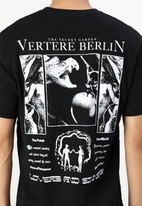 Vertere Berlin SECRET GARDEN UNISEX - Μπλουζάκι με στάμπα - black