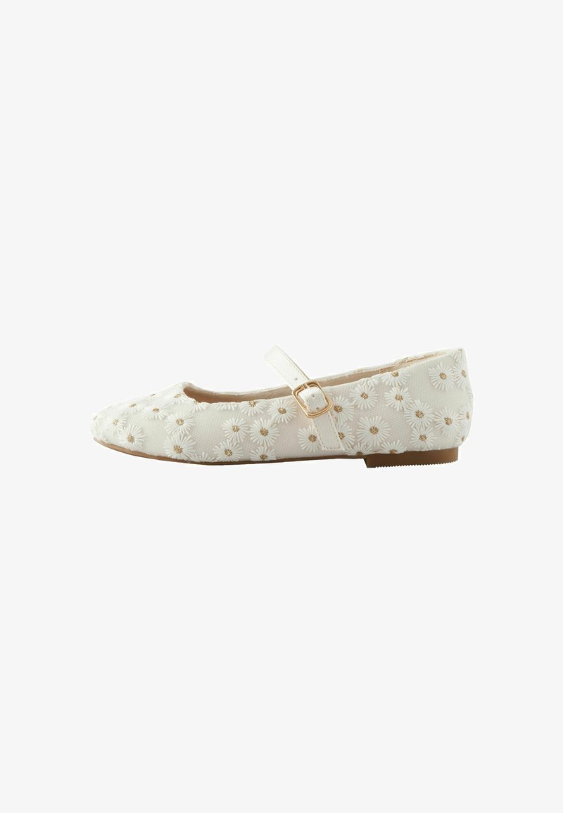 Chaussure de style Mary Jane en tissu blanc avec un motif floral, semelle plate et sangle à boucle ajustable. Présente une surface texturée et un bout rond.