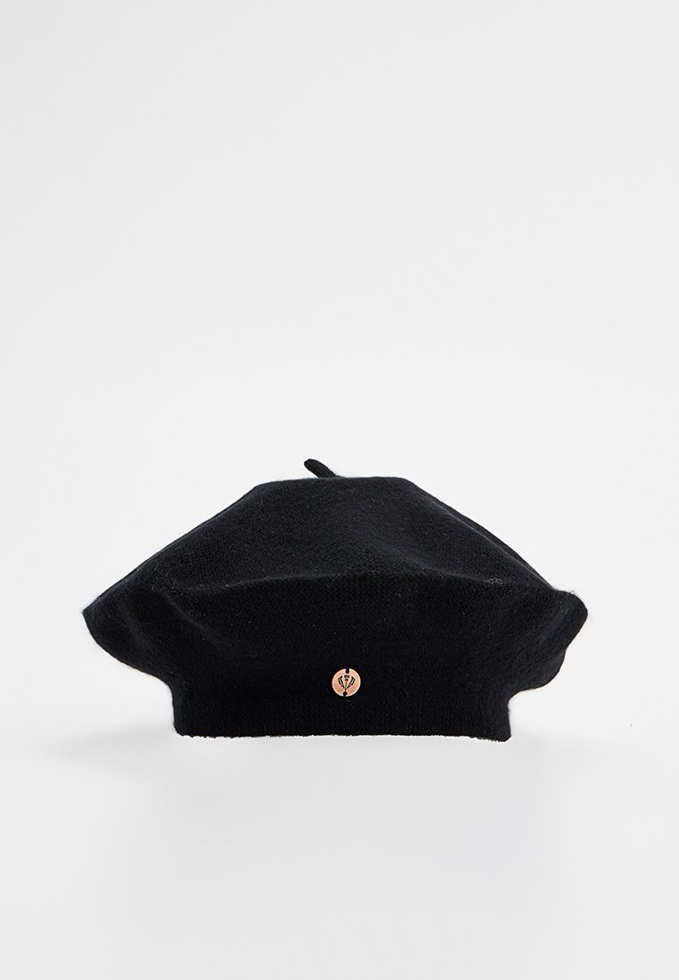 Czarny beret wykonany z miękkiego materiału o zaokrąglonym kształcie, z małym, błyszczącym złotym emblematem z przodu. Brak widocznych wzorów lub akcentów.
