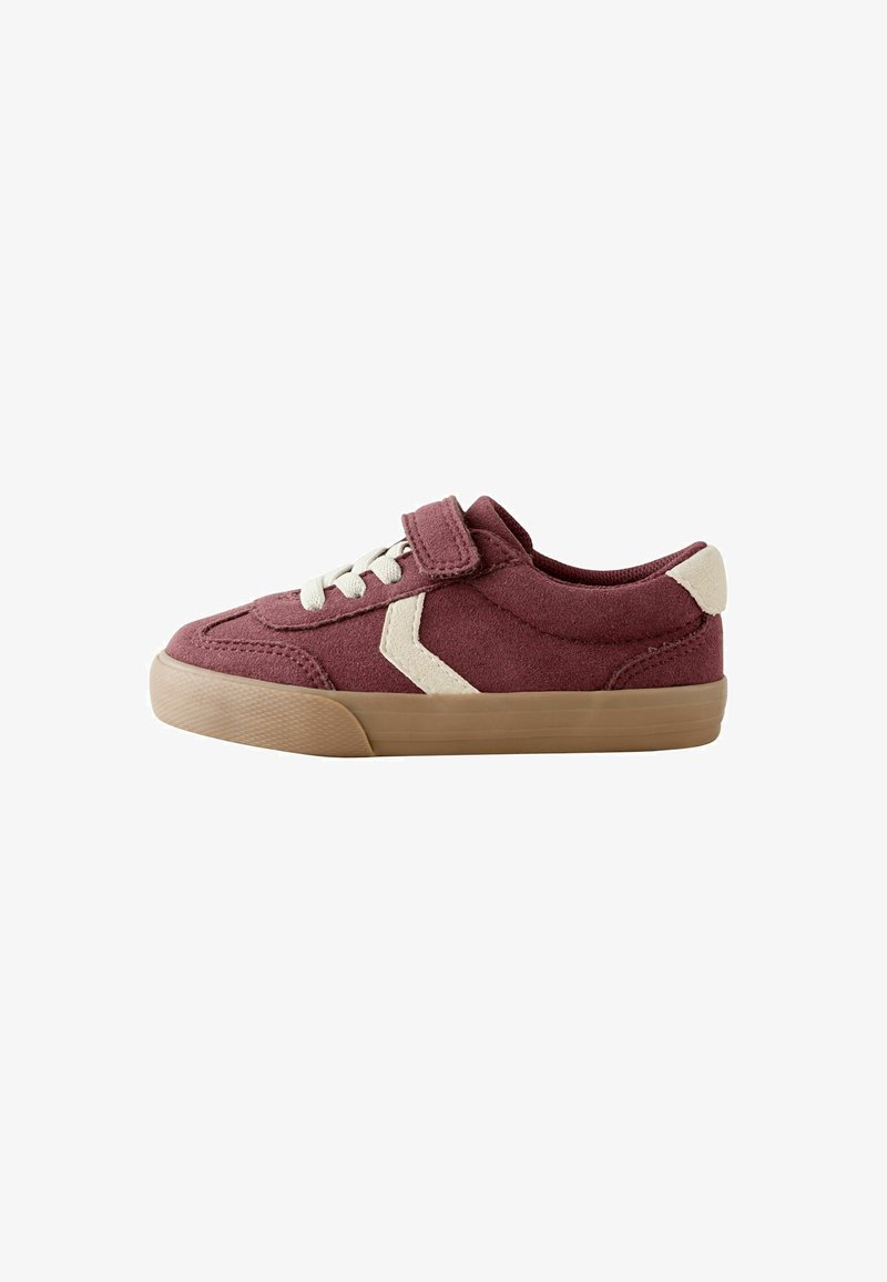 Einzelner kastanienbrauner Veloursledersneaker mit beiger Gummisohle, weißen Schnürsenkeln, Klettverschluss und weißem Chevron-Design an der Seite.