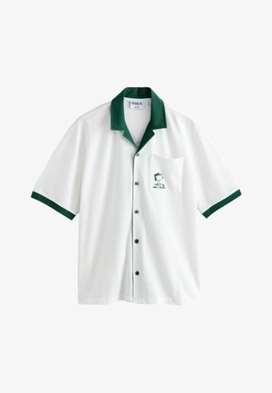 Balta trumpomis rankovėmis susegama marškinėliai su tamsiai žalia apykakle ir rankovių kraštais, su Snoopy siuvinėjimu krūtinės kišenėje.