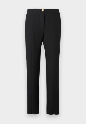Zwarte recht gesneden pantalon voor vrouwen met voorvouw, ritssluiting en goudkleurige knoopsluiting op een effen achtergrond.