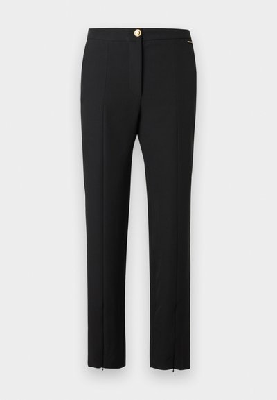 Pantalon droit pour femmes noires, avec pli sur le devant, braguette zippée et fermeture à bouton doré sur un fond uni.