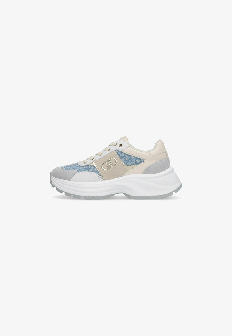 Sneakers realizzati con una combinazione di materiali di grigio chiaro, blu e crema. Presentano una tomaia a motivo, una suola intermedia bianca e un dettaglio del logo metallico.