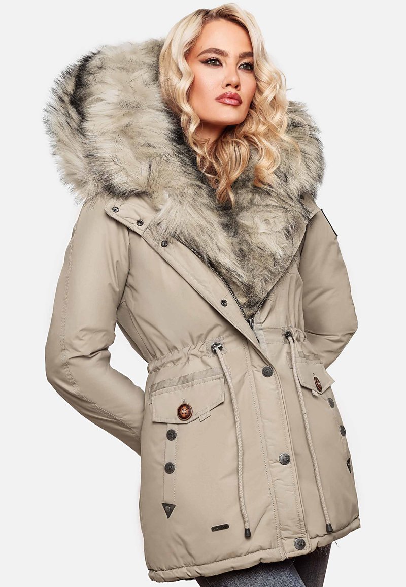 Vaalean beige parka, jossa on suuri tekoturkishaalarinen huppu, vetoketjulla ja napilla suljettava etuosa, nyöri vyötäröllä ja kaksi etutaskua nappikoristeilla.