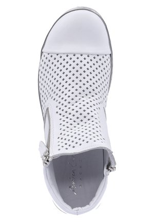 Weiße, perforierte Schuhe mit runder Spitze, Obermaterial aus glattem Leder, seitlichem Reißverschluss und kontrastierender grauer Sohle. Verfügt über ein atmungsaktives Design.