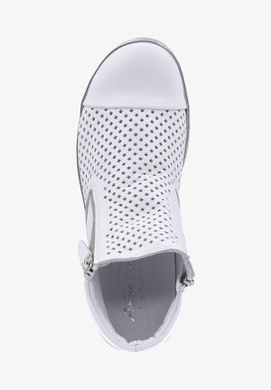 Bílé perforované boty s kulatou špičkou, hladkým koženým svrškem, bočním zipem a kontrastní šedou podrážkou. Vyznačují se prodyšným designem.