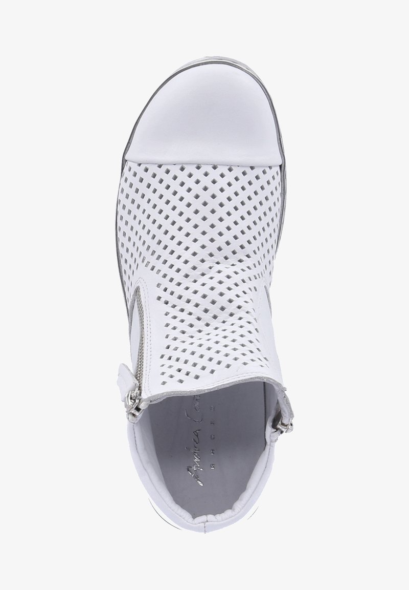 Bílé perforované boty s kulatou špičkou, hladkým koženým svrškem, bočním zipem a kontrastní šedou podrážkou. Vyznačují se prodyšným designem.