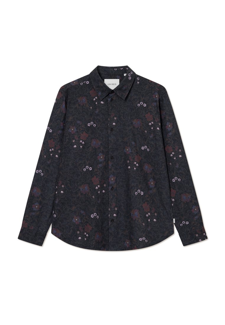 Μακρυμάνικη μπλούζα σε σκούρο ύφασμα με λουλουδάτα μοτίβα σε αποχρώσεις του μωβ, κόκκινου και λευκού. Διαθέτει γιακά με κουμπιά και κουμπιά μπροστά.